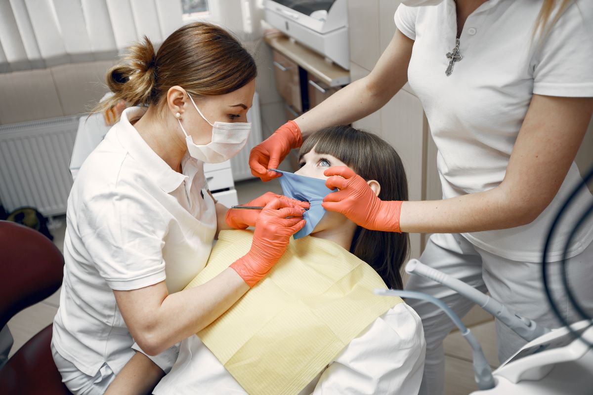 Paciente que recibe atención dental de emergencia inmediata en un entorno clínico estéril y profesional.