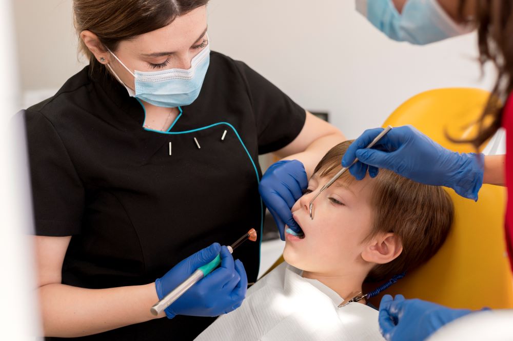 Niño recibiendo una limpieza dental suave en un entorno clínico seguro y esterilizado.